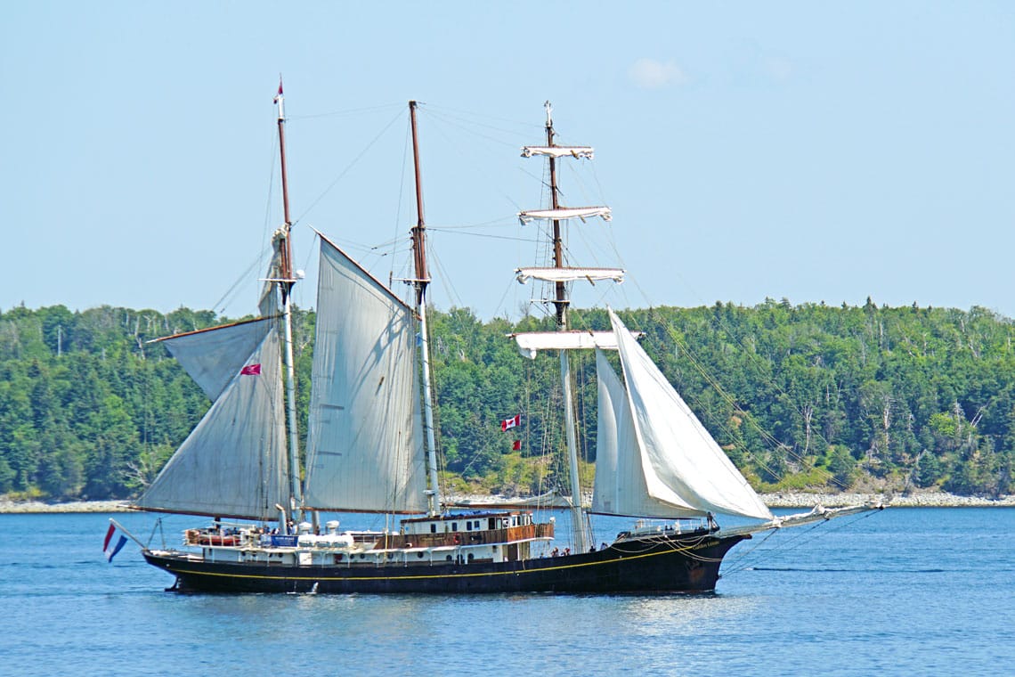 Tall Ship Gulden Leeuw (Photo by Dennis Jarvis on Flickr)