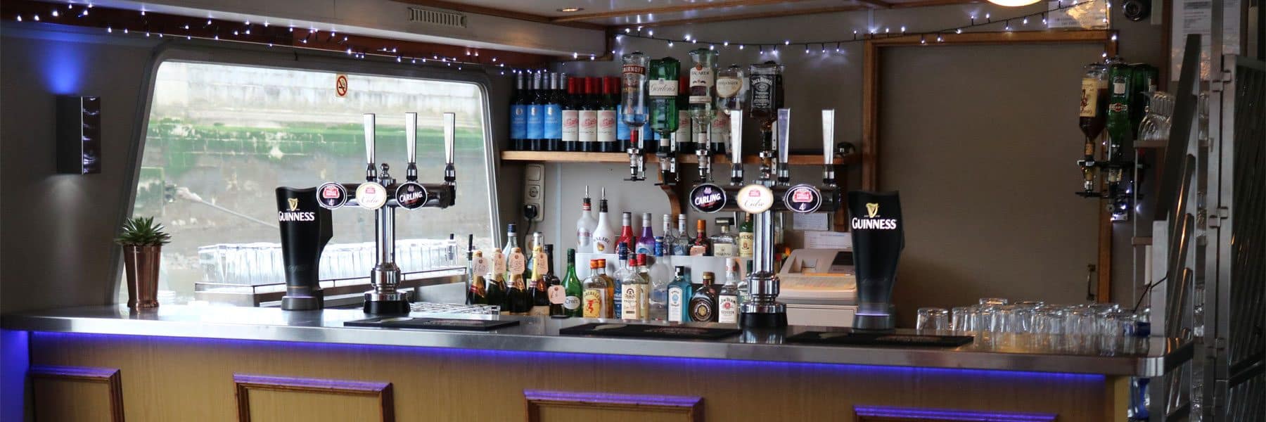 M.V Avontuur IV, Fully-Licensed Bar