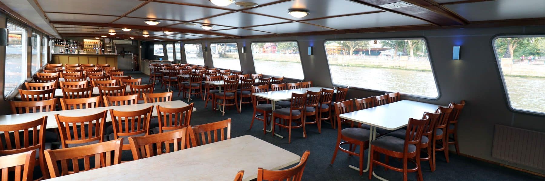 M.V Avontuur IV, Saloon