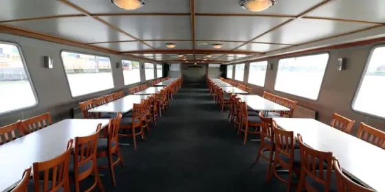 M.V Avontuur IV, Saloon