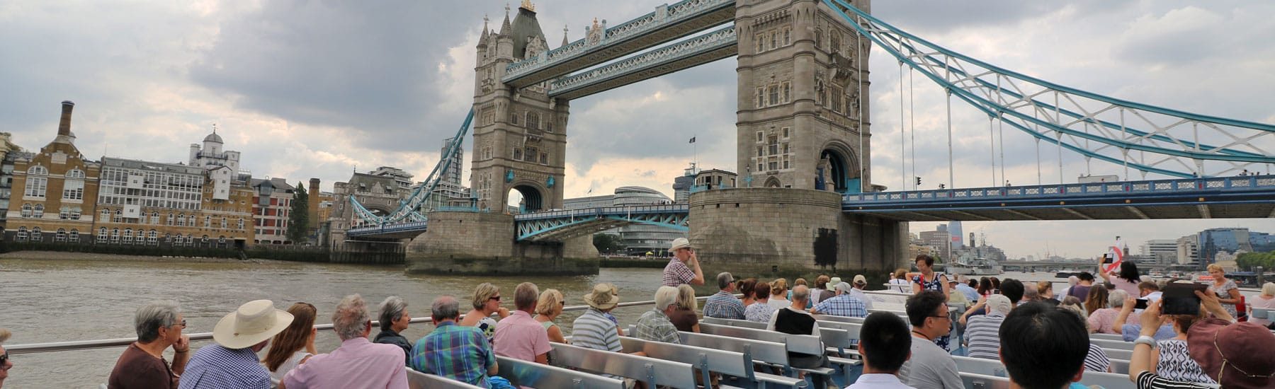 M.V Thomas Doggett passant Tower Bridge, Londres