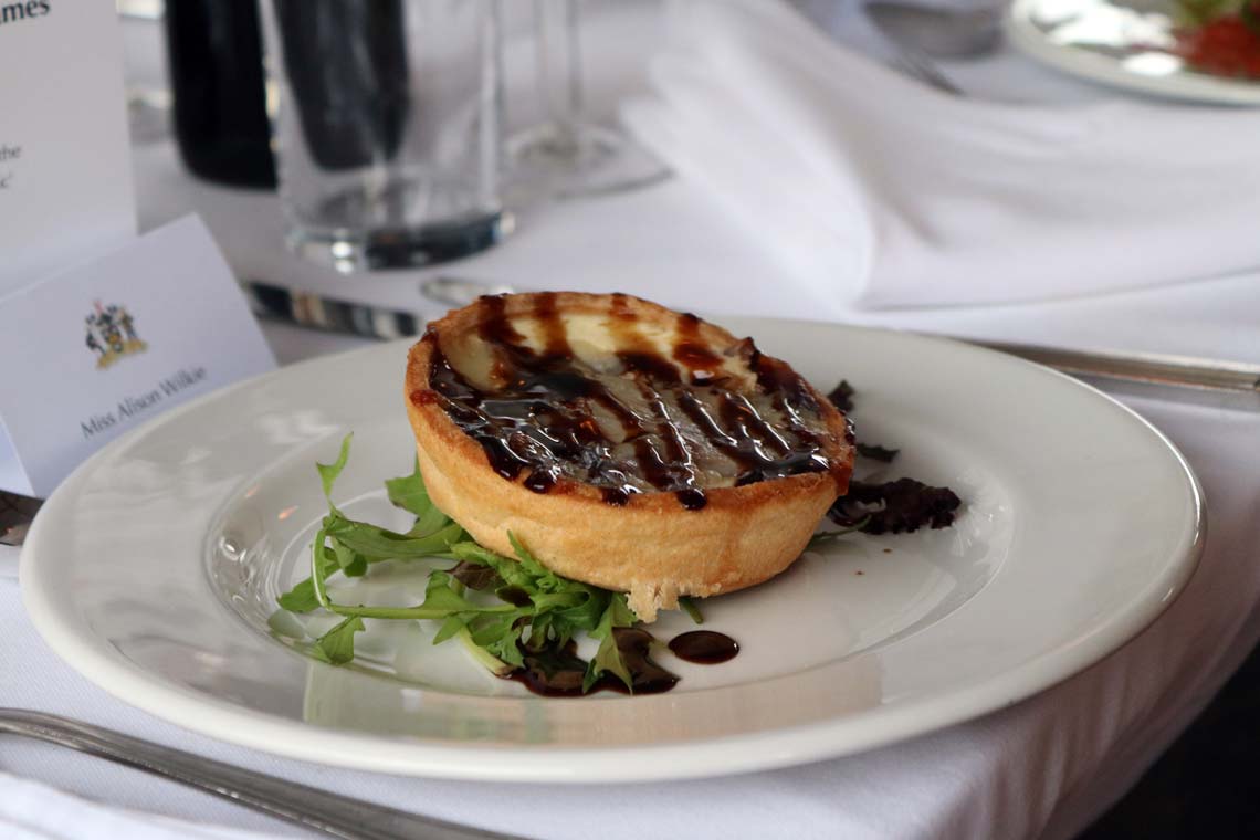 Stilton & Red Onion Tart mit gerösteten Cherrytomaten